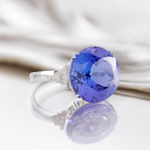 18K White Gold Tanzanite and 2 Trilliant Diamond Dress Ring - Image 3